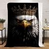 Ein königlicher Adler mit detaillierten Federn, der eine verzierte goldene Krone trägt. Decke für alle Jahreszeiten Mittagspause Überwurf Geschenk