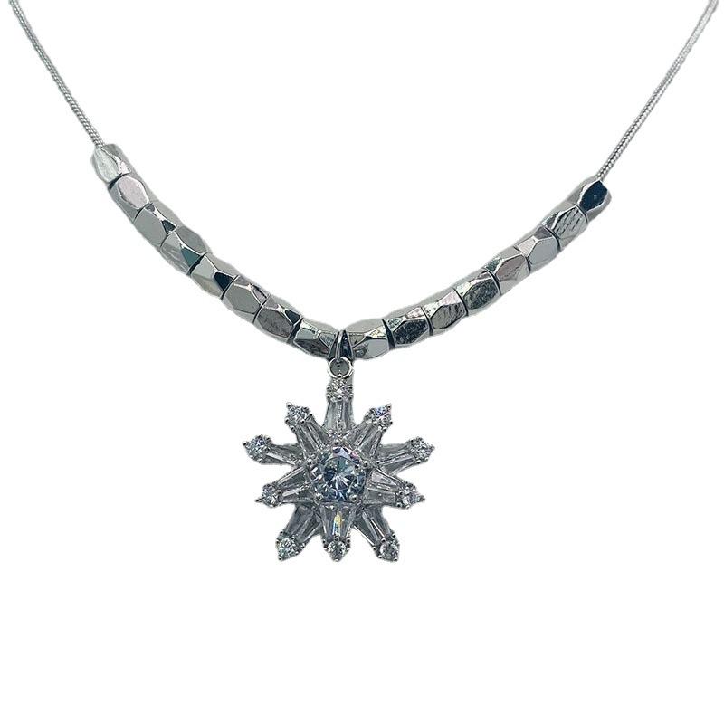 

Подвеска-снежинка на ключицу