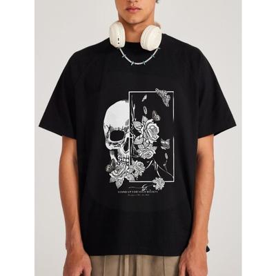 T-shirt noir avec imprimé crâne, roses et papillons. Design de texte « Défendez vos convictions » pour la mode streetwear décontractée.