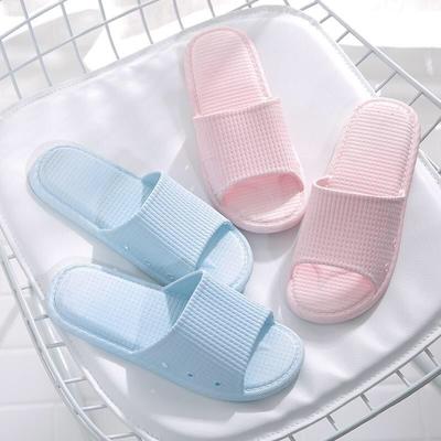 Pantoufles d'intérieur tendance Été Pantoufles fraîches Pantoufles d'intérieur en plastique pour femmes Pantoufles de salle de bain antidérapantes Pantoufles d'intérieur