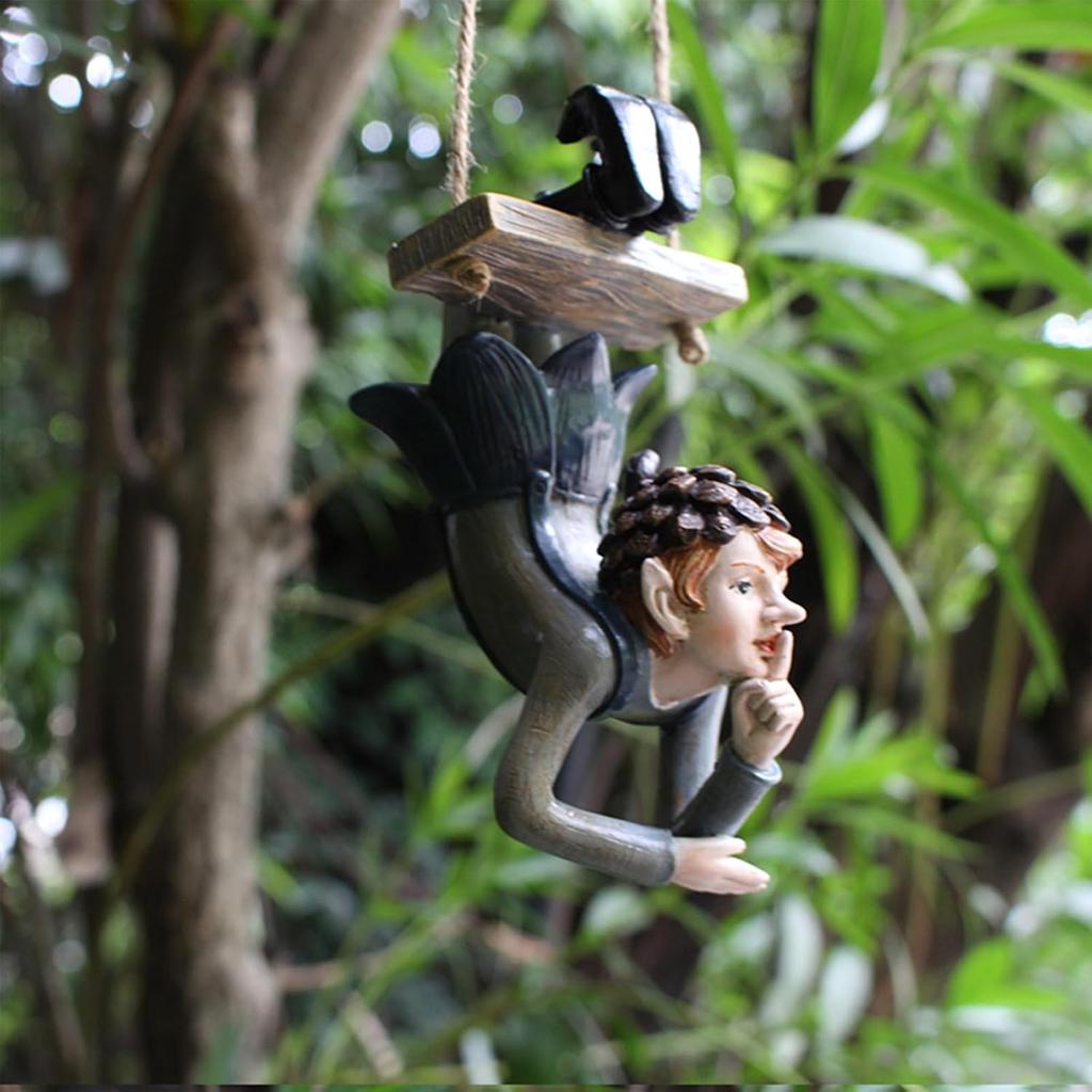 Harz-Hängeornament, Schwingende Feengartenstatue für Außenbäume, Terrasse und Hofdekoration, Allwetter-Außenskulptur, Fee auf einer Schaukel Figur