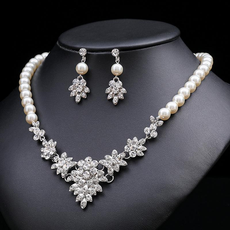 2026 New European and American Pearl Necklace Earrings Two-piece Set Bridal Light Luxury Niche High-end Design Sense