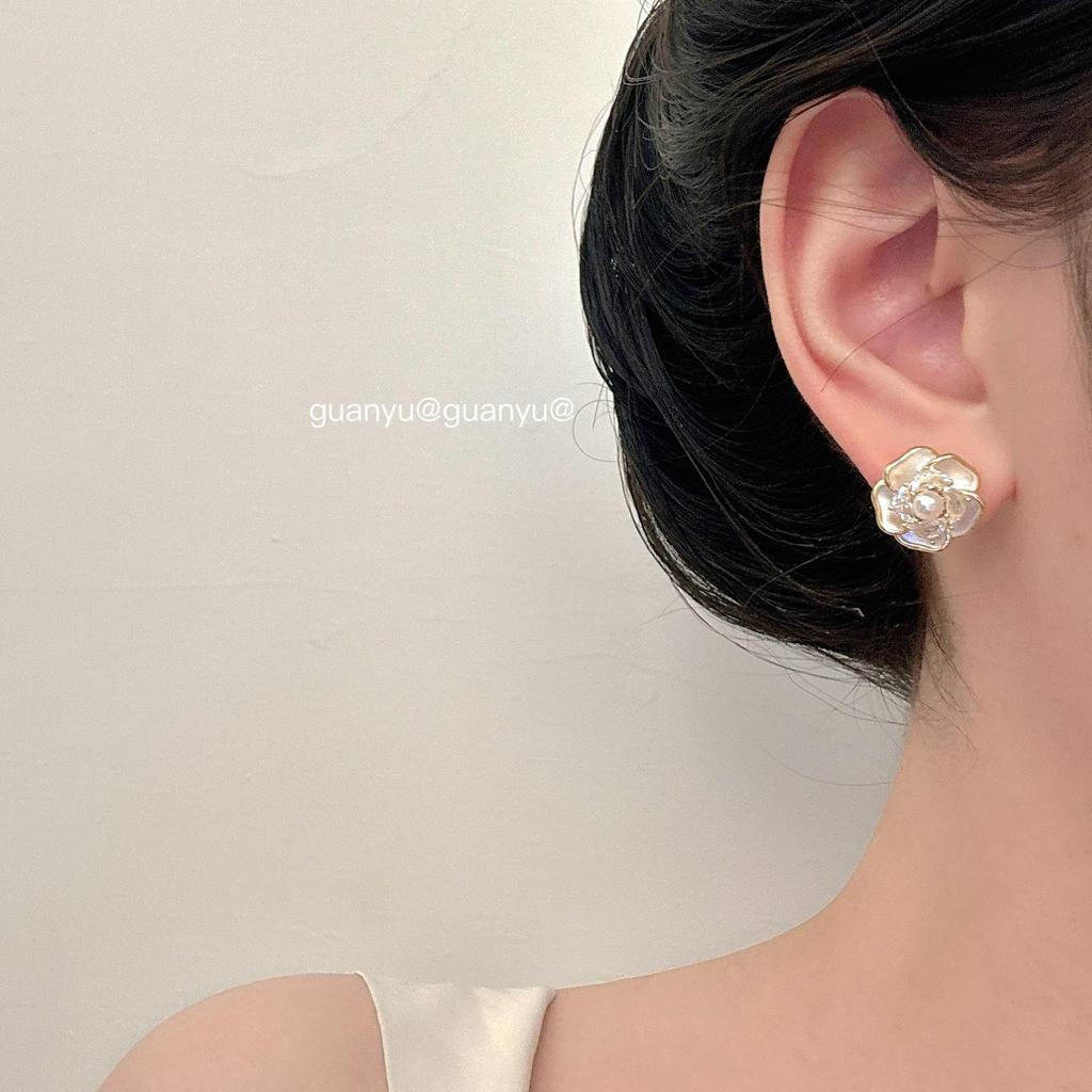 Elegante Zirkon-Perlen-Kamelien-Steckohrringe: Schick, Luxuriös & Vielseitig
