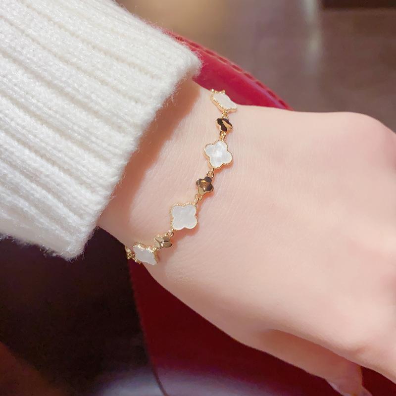 Modisches Temperament Leichter Luxus Vierblättriges Kleeblatt Armband Weibliche Internet-Berühmtheit Persönlichkeit Allround Klein Frisch Handschmuck