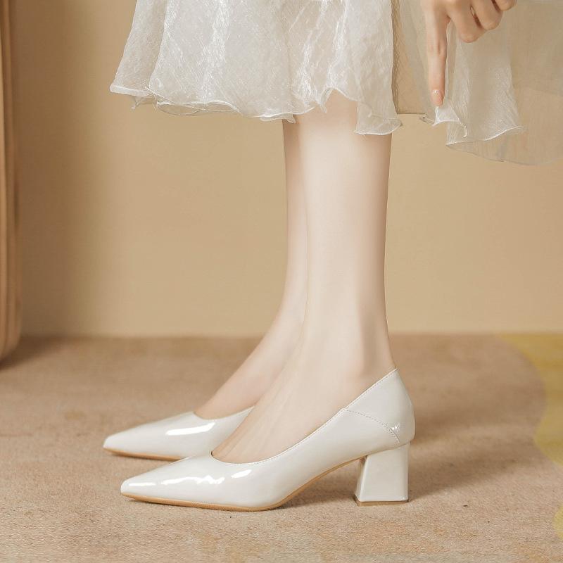 Nude high heels women's new temperament patent leather is not tired, pointed feet medium thick heel light mouth single shoes women