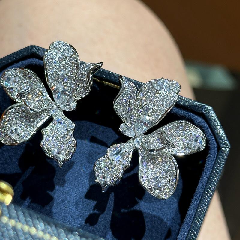 

Silver needle zircon flower stud earrings, simple and fashionable personality, exquisite earrings, light luxury, high-end earrings,design sense, niche