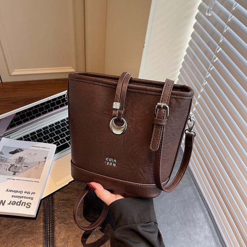 

Bag women s versatile new simple posture texture design messenger bag fashionable work hand carrying bucket bag single shoulder темно-коричневого кольору