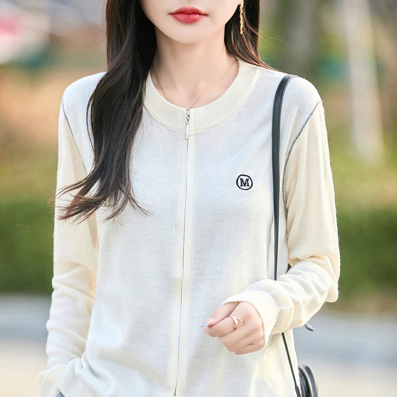 Lekki kardigan damski wykonany w 50% z wełny i w 50% z jedwabiu morwowego – uniwersalny sweter na 4 pory roku zapewniający całoroczny komfort i styl