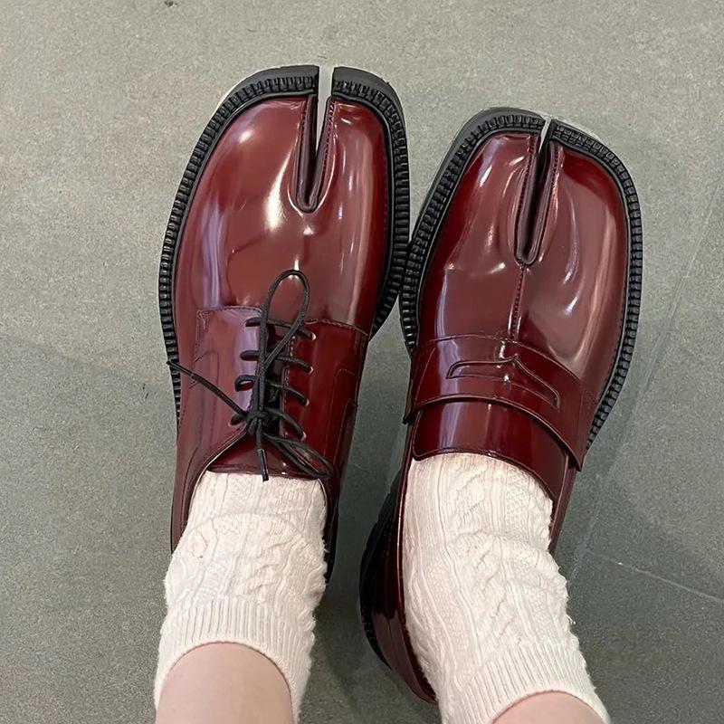 

Niche tabi split-toed shoes women s platform thick-heeled loafers one-pedal lazy horseshoe casual leather shoes single shoes men s size 45