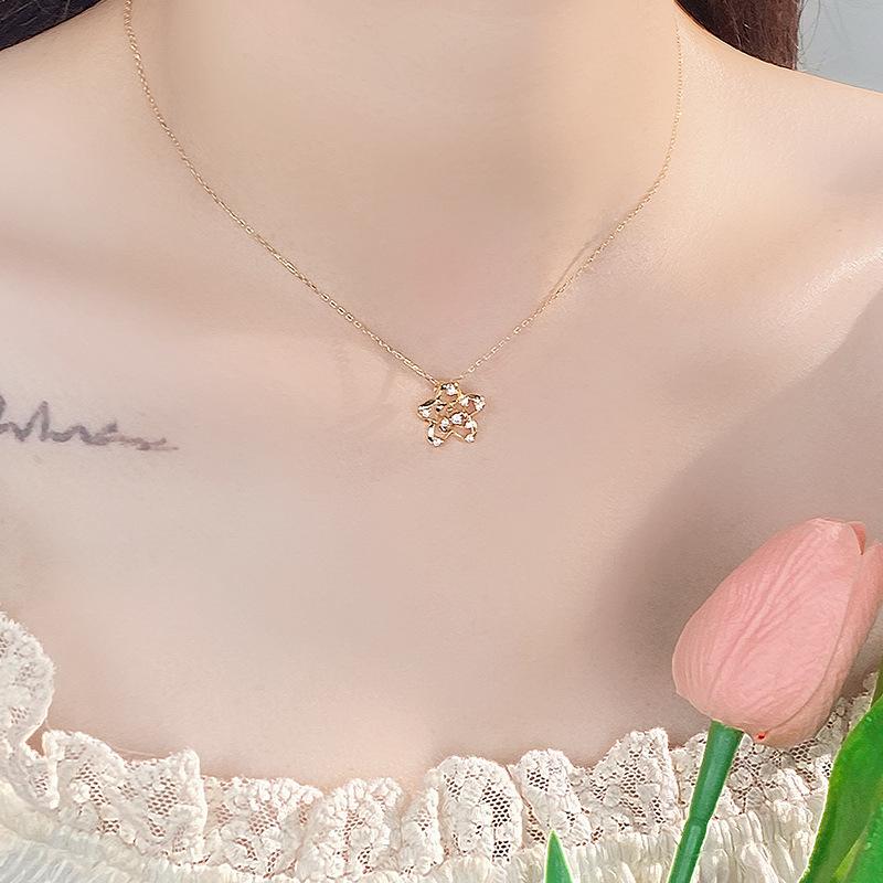 Zirkonia-Halskette mit ausgehöhlten Blumen und leichtem und luxuriösem Temperament, kleine Schlüsselbeinkette mit Blumen, süßer neuer Stil im Waldstil