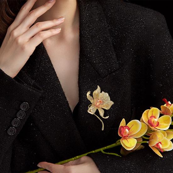Stunning Flower Brooch Elegant Rhinestone Lapel Pins Birthday Gift Mom And Wife Non-allergenic Alloy Brooch for Women