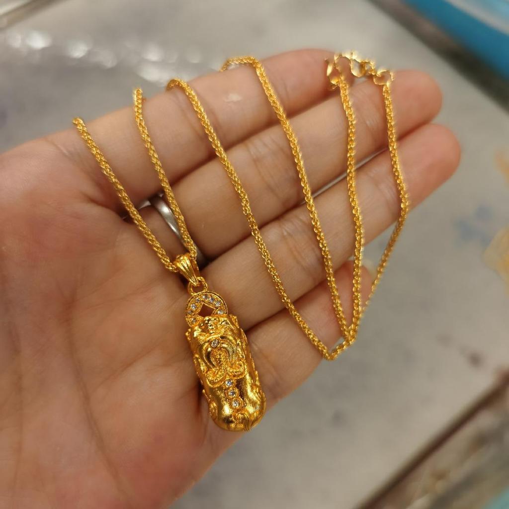 Collier pendentif Vajra Pixiu clouté de diamants de Wei Xue en imitation Or Sable