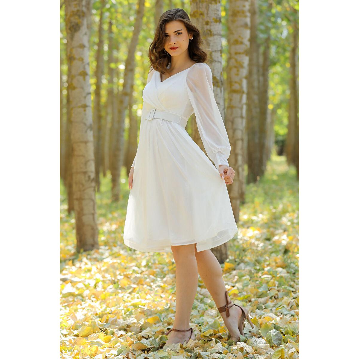 

Серебристое женское короткое вечернее платье