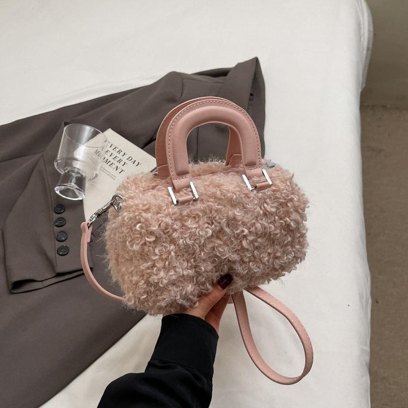 

Autumn and winter new niche design fashionable versatile plush handbag casual trend shoulder messenger small square bag