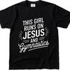 Vintage-T-Shirt, minimalistisches T-Shirt, atmungsaktives Jungen-T-Shirt mit Rundhalsausschnitt, Grafik: „This Girl Runs On Jesus And Gymastics“, minimalistische Oberteile