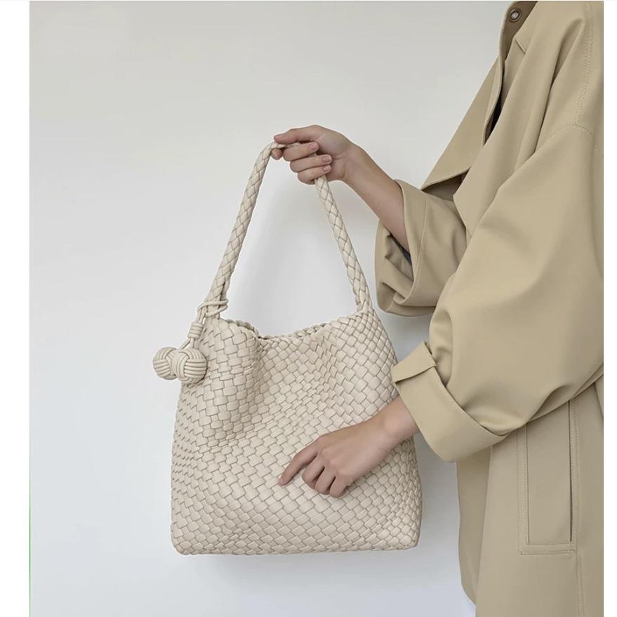 Handwoven Large-Capacity Tote: Spring/Summer 2026 Shoulder Bag for Daily Commute & Mother-Child Use