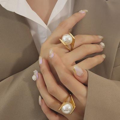 Anello in Titanio Placcato Oro con Perla Imitazione a Forma di Y – Stile Designer Italiano per Donna