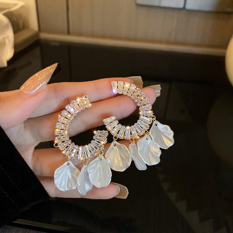 Silver needle French retro flower pearl fringed earrings personality sweet temperament stud earrings women