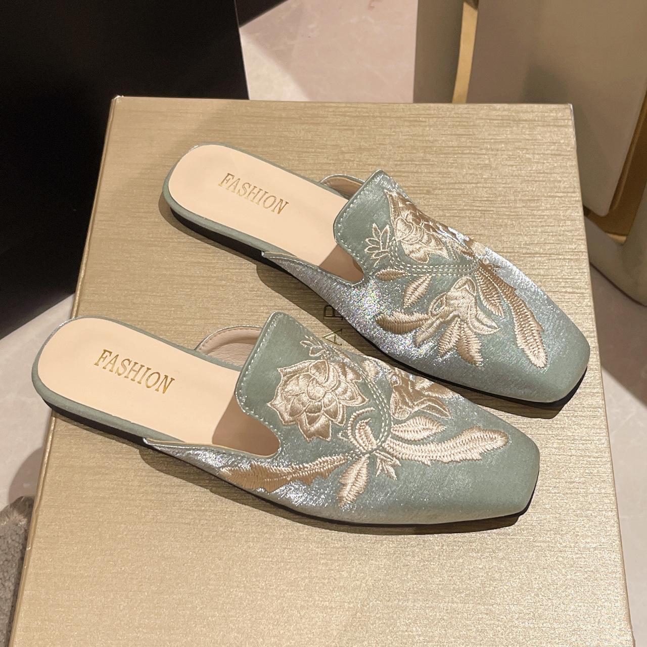 

New Chinese embroidered bag head half slippers women s outer wear 2025 summer new retro versatile flat-bottomed Muller half-tray shoes 35 зелёный