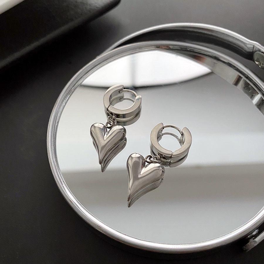 

Серьги-подвески в форме сердца из титановой стали - Не выцветающие, Легкая роскошь, Холодный стиль, Высококлассная мода для женщин.