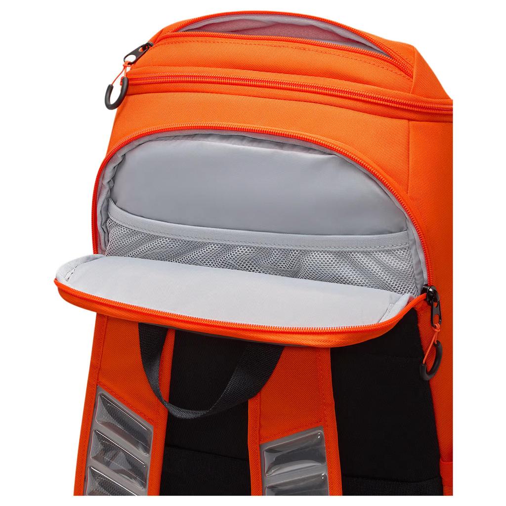 Nike 21L Varsity Elite Batoh se spodní kapsou a potiskem písmen Unisex Batohy Oranžová Černá HM9965-819