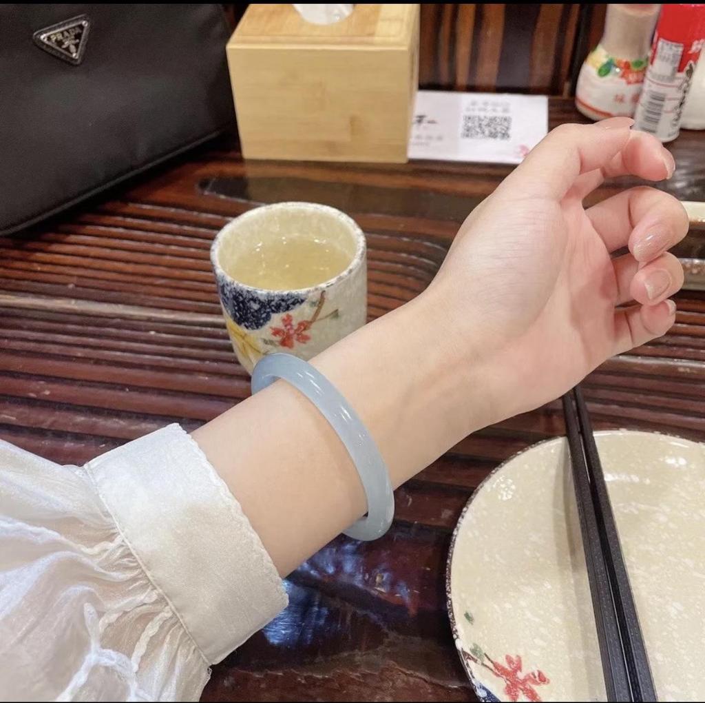 One-Step Glass-Like Jade Bangle: Xiaohongshu Style, Natural Buzhichun Ice-Clear, Women's High-Ice Round Design.