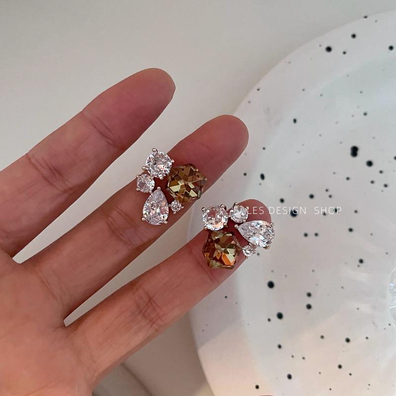 French Retro Crystal Zirconia Heart Stud Earrings in Coffee Color - Elegant, Versatile Jewelry for Women