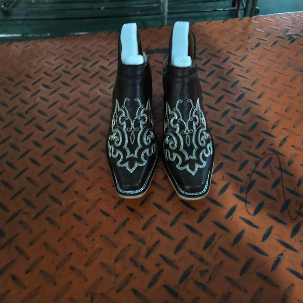 Stivaletti Western da Cowboy Ricamati da Donna Europei e Americani con Tacco Chunky e Punta Appuntita a Taglio a V (Moda 2026)