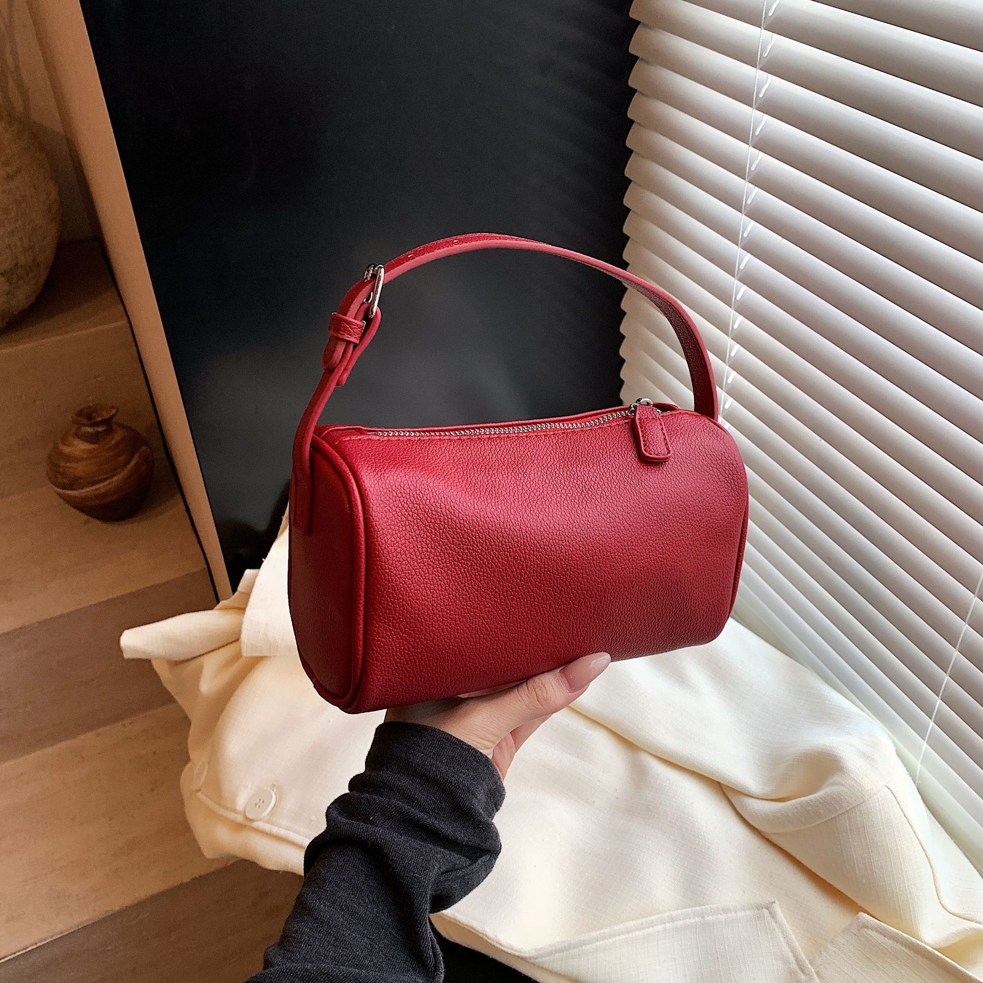 

Simple Fashi Casual Crossbody Bag 2026 Newest Luxury Small Sport Pillow Bag Commuter Women s Bag червоний
