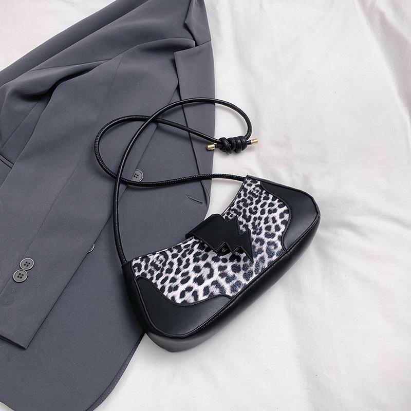 

Модный леопардовый принт весенний новый тренд 2025 повседневный дизайн со вставками текстура сумка-багет на одно плечо подмышку маленькая квадратная сумка женская чёрный