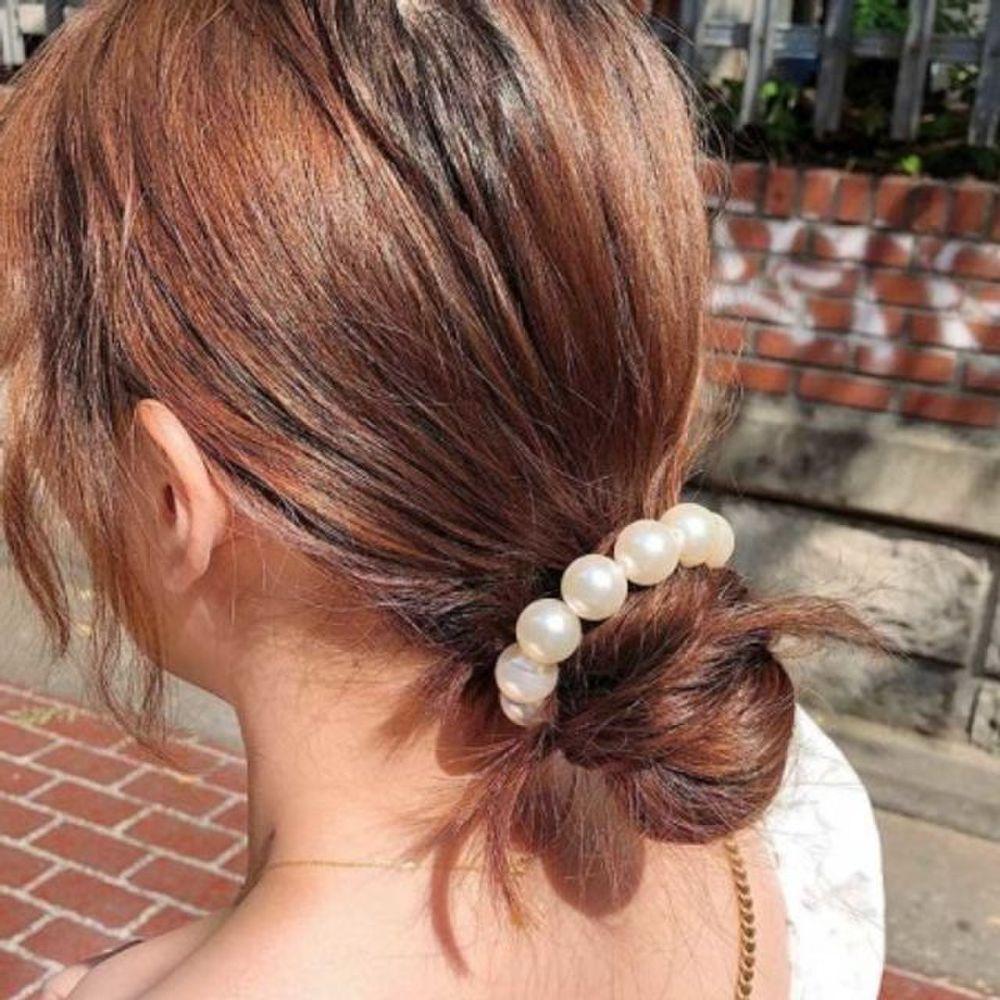 

Pearl hair band, pearl hair band, updo, and ponytail