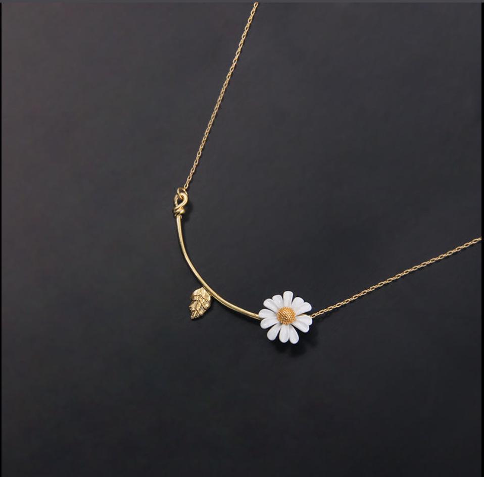 

Элегантный набор серег и ожерелья «Маргаритки»: Трендовый, Простой, Универсальный Дизайн для Женщин.