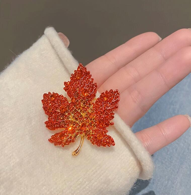 2024 New Enamel Maple Leaf Brooches for Women Fashion Full of Rhinestone Metal Casual Office Brooch Pin Party Wedding Gift