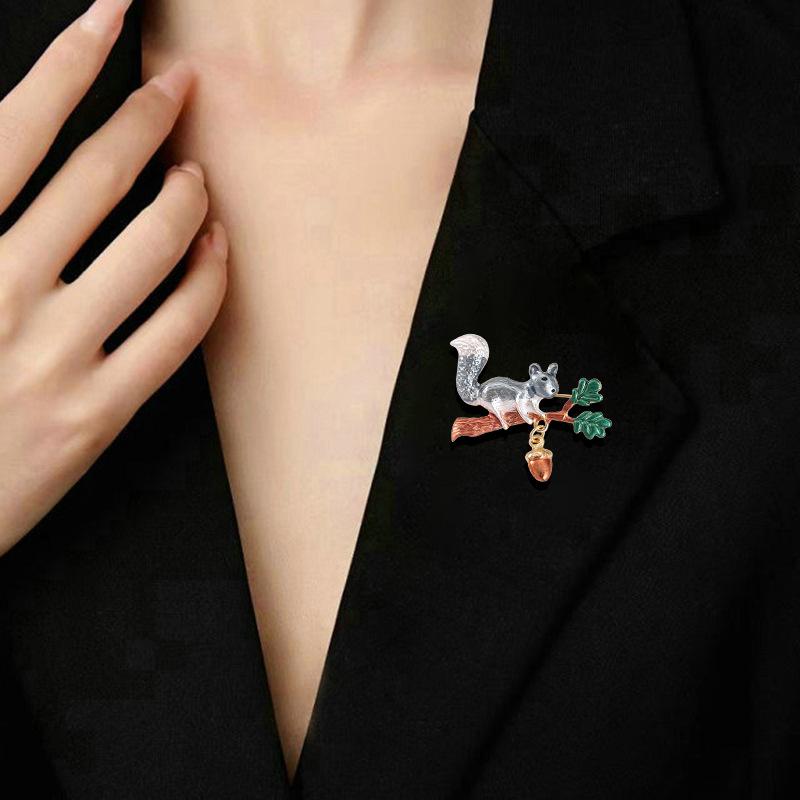 Fashion Cute Animal Squirrel Brooch Temperament Versatile Female High-end Exquisite Design Corsage Pin Clothes Accessories