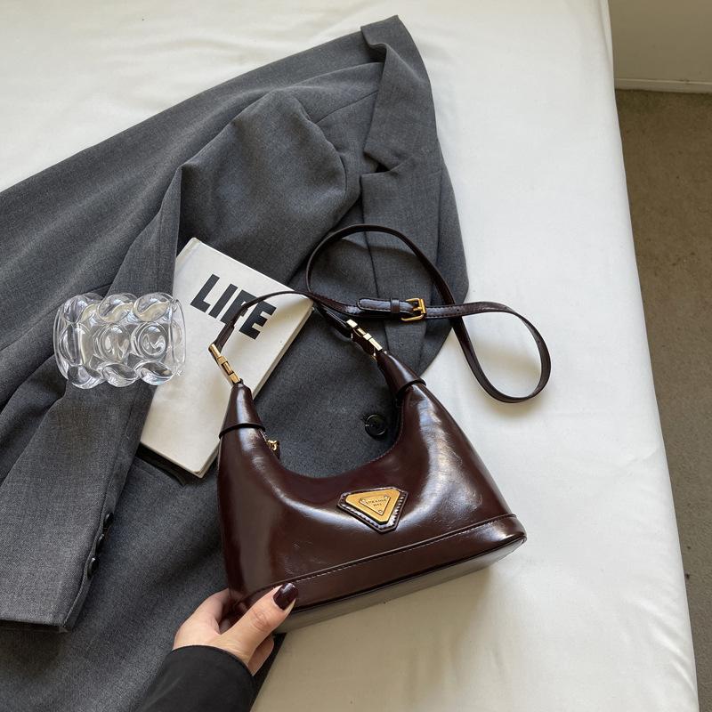 

Зимняя популярная универсальная нишевая сумка-пельмень из масляной вощеной кожи для ручной носки, корейская версия, темпераментная, с продвинутой текстурой, для поездок на работу, сумка-мессенджер для женщин