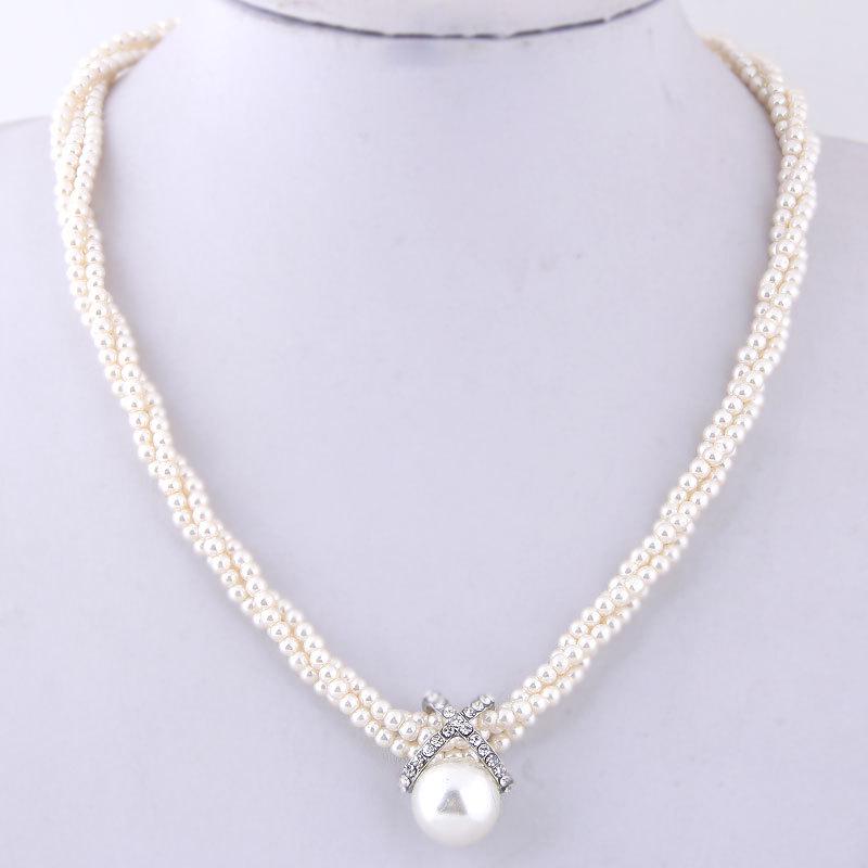 N0527 - Elegant Short Pearl Necklace: Chic and Stylish Design.