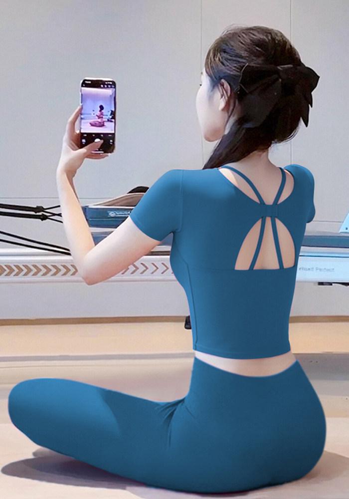 

Elegant 2025 Yoga Set with Built-in Bra for Women M (100-110 cm)