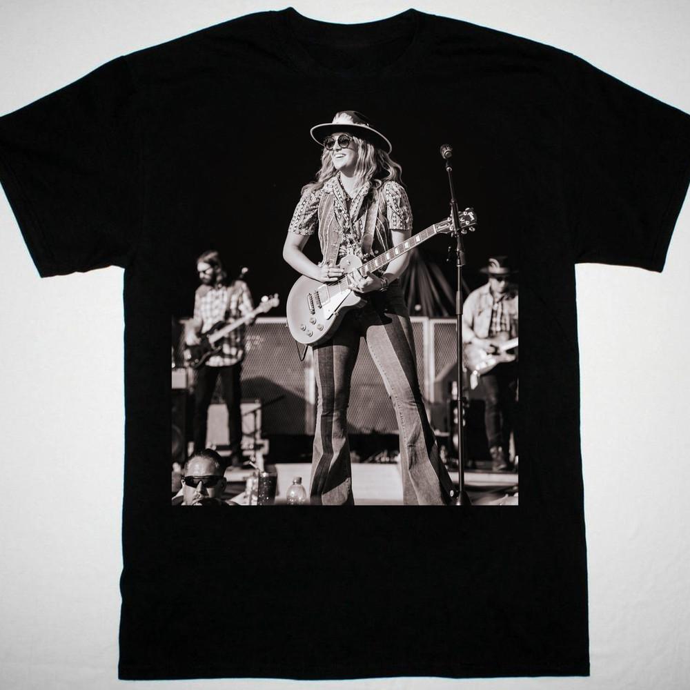 Lainey Wilson in Concert T-shirt Black Short Sleeve All Sizes 1F2345 Unisex T-Shirt L