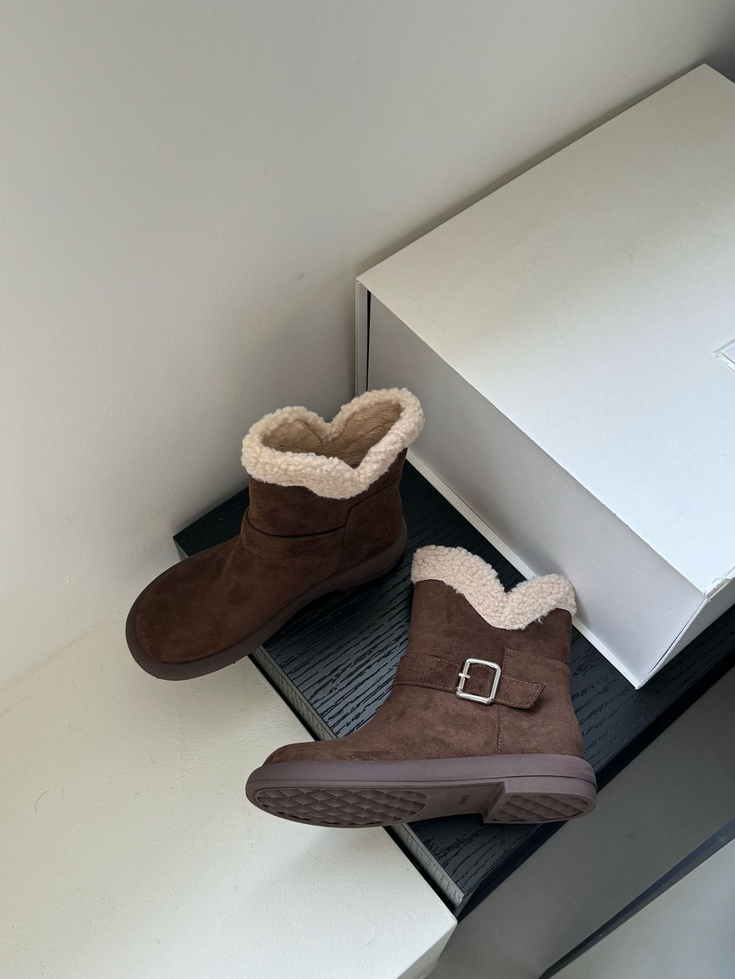 

Thick-bottomed velvet thickened snow boots women s winter new retro Mori women s suede belt buckle warm short boots 40 коричневый