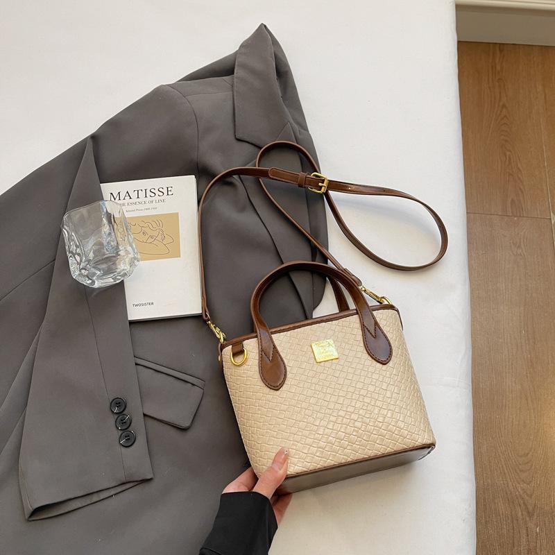 

2025 лето новая текстурированная плетеная женская сумка-ведро большой вместимости нишевая универсальная портативная на плечо для поездок на работу 21*9*16