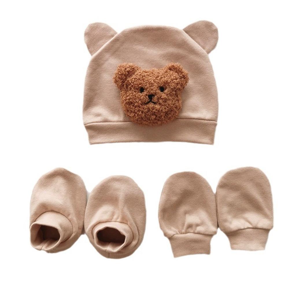 Süße Babymütze mit passenden Handschuhen und Socken. Perfektes Babyparty-Geschenk. Weiche und bequeme Babymütze.