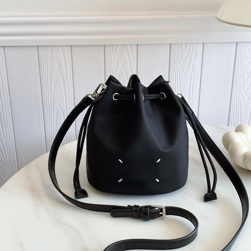 Popular Bucket Bag Women's New Simple Casual Shoulder Bag Fashionable Commuter Versatile Messenger Bag