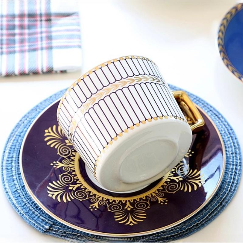 Feines Knochenporzellan Kaffeetassen- und Untertassensets, 270 ml Wunderschön glasierte Teetasse mit Goldrand und Henkel, Keramik-Kaffeetassen mit goldenem Löffel