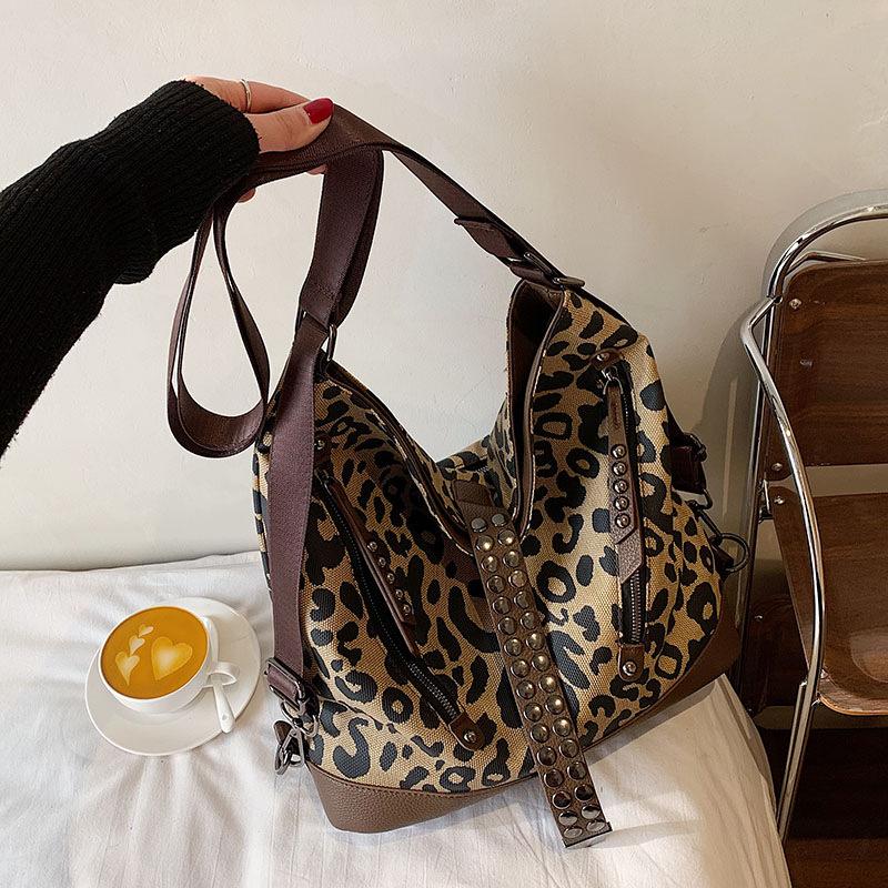 

Leopard print large bag casual large capacity shoulder bag female fan rivet messenger bag backpack леопард друку кольору