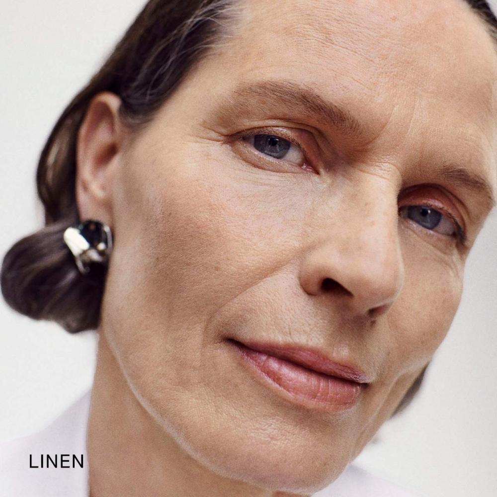 Merit Der Minimalist Perfektionierender Teint Foundation Und Concealer Stick 0,23 Unzen Leinen Hell Neutral