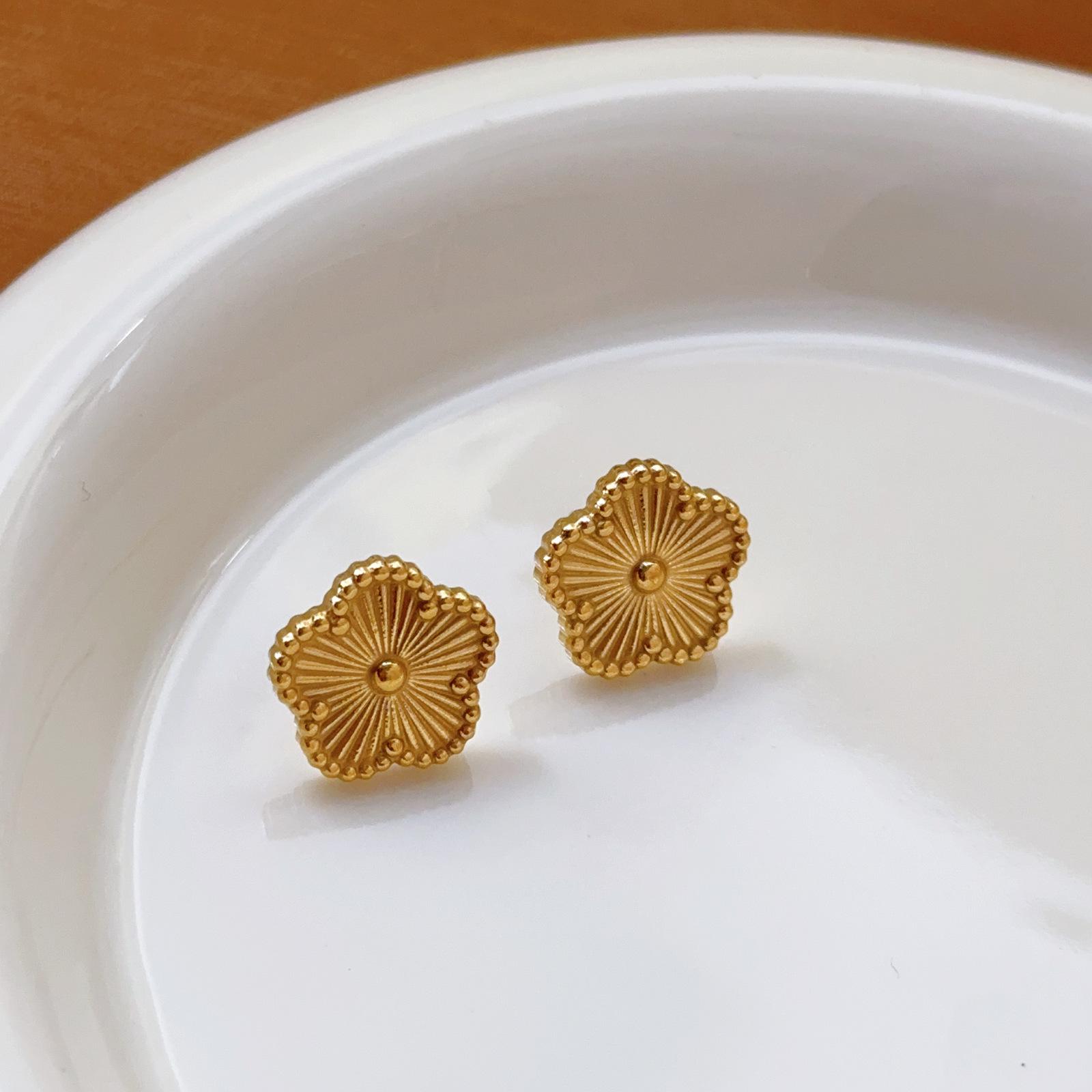 

Изысканный набор из серег-пусет в виде пятилепестковых цветов и ожерелья из титановой стали с покрытием из 18-каратного золота для женщин