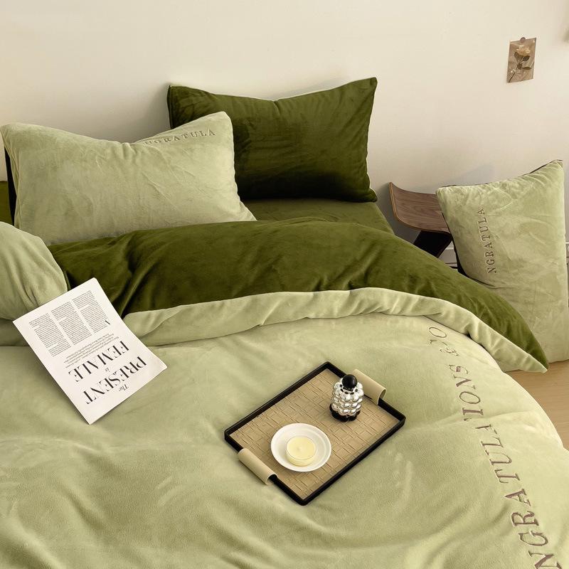 Čtyřdílná postelová sada z těžkého sametu: Dvoubarevné prošívání, plyšový a hřejivý povlak na přikrývku s prostěradly šetrnými k pokožce