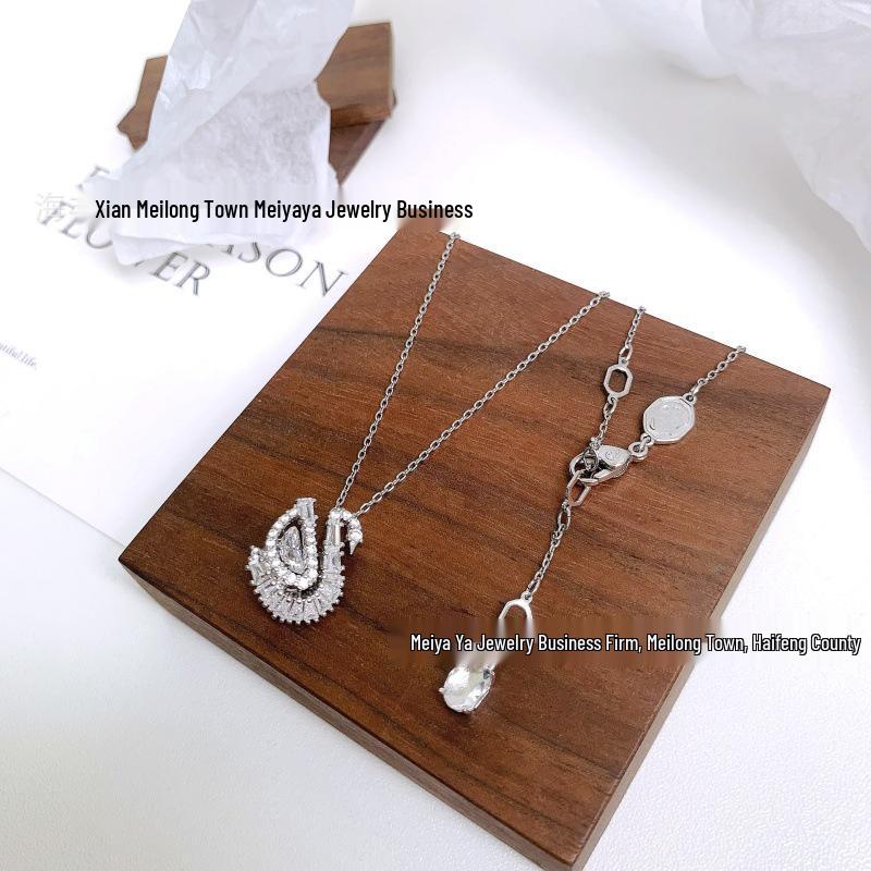 Set de bijuterii Shijia Lebădă: Colier Lebădă Albastră & Cercei Lebădă Roz cu Lanț Claviculă la Modă