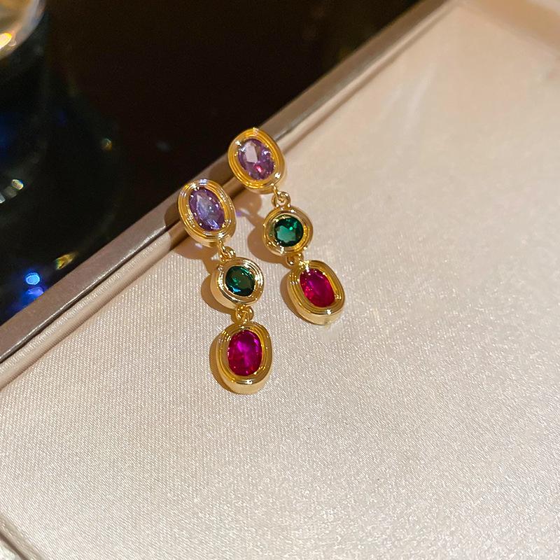 Silvernål Zirkon Utskurna Blomörhängen - Utsökta High-End Stiftörhängen med Känsla för Mode.