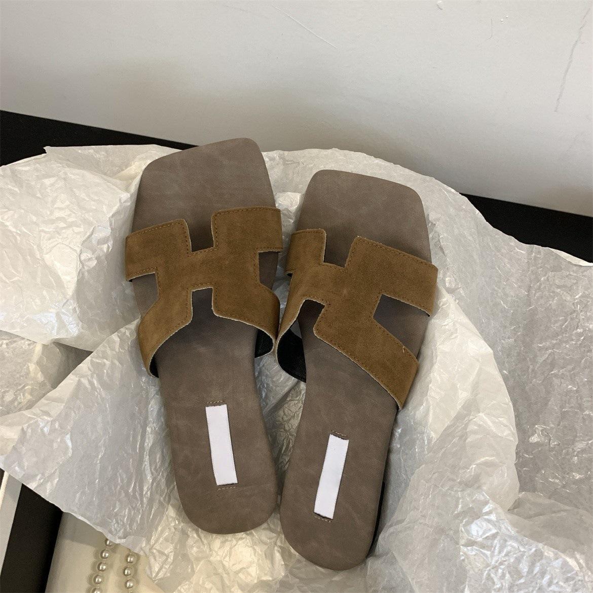 

Сказочный ветер прохладные тапочки женские для улицы лето 2025 новые матовые квадратный носок открытый носок плоская подошва шлепанцы римские туфли 40 коричневый